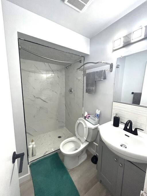 Highland Park Cozy Apartment คาลการี ภายนอก รูปภาพ